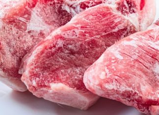 Quickly defrost meat using salt and white vinegar