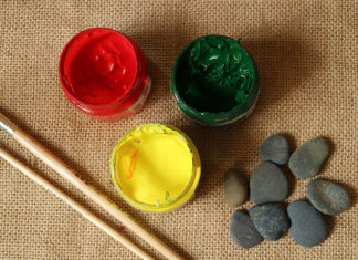 Handy Tips: Super Easy Strawberry Pebble Painting with Acrylic Colors