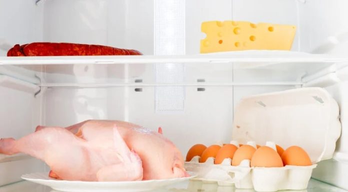 How long can chicken be kept in the refrigerator?