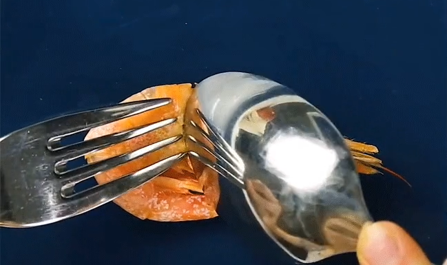 How to skillfully peel cooked shrimp without getting burnt and dirty, and still be praised for being clever