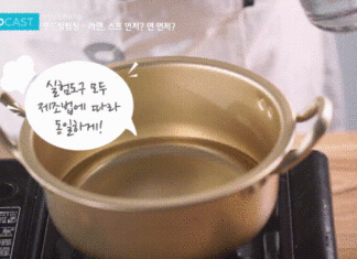 Don’t underestimate the art of cooking instant noodles: Putting the noodles and seasoning pack into the pot of water first is the key factor for success or failure