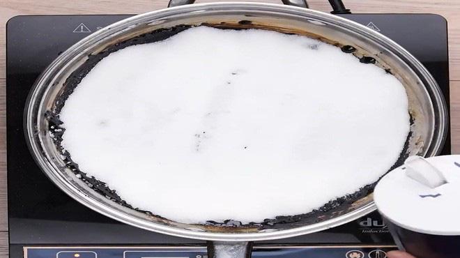 No scrubbing, no burnt pans, no more black residue – shiny and clean with this super easy method.
