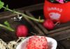 The secret of transforming red radishes into blooming flowers, creating a deliciously sweet and tangy side dish