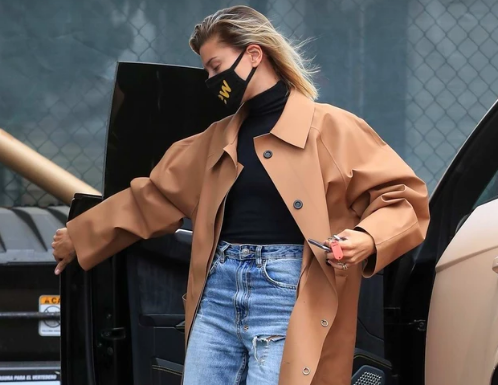 Justin Bieber’s wife suggests a series of cool outfit ideas with long coats.