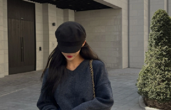 5 Tips for Styling Dark-Colored Knitwear to Look Chic and Youthful