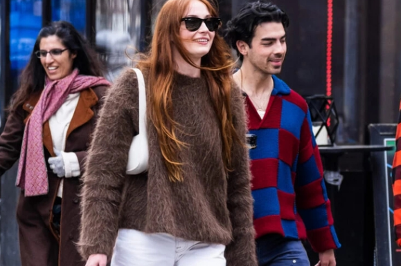 The Perfect Duo: Sweater and Jeans for a Stylish Cold Day