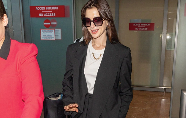 Get inspired by Anne Hathaway’s blazer outfits for a stylish winter season