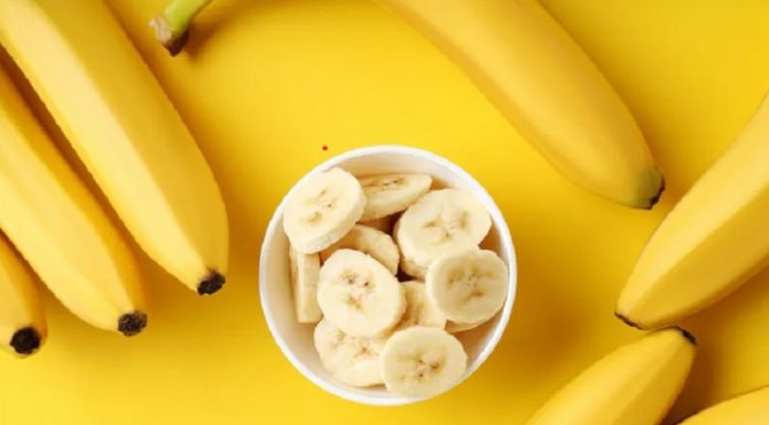 Which is better: buying curved bananas or straight bananas?