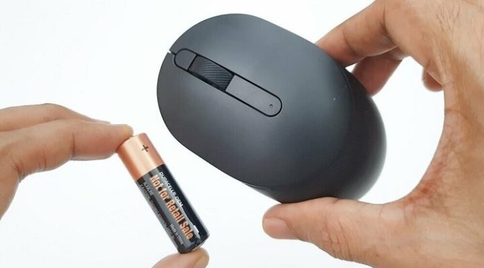 Should I choose a wireless mouse with a removable battery or an integrated battery?
