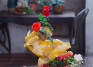 Which direction should the “Gà cúng” be placed? Many people perform the ritual wrongly and wonder why their luck has run out.