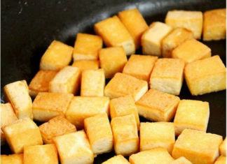 Deep-frying tofu by immediately adding oil to the pan is wrong, try this method for crispy, unbeatable tofu.