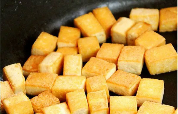 Deep-frying tofu by immediately adding oil to the pan is wrong, try this method for crispy, unbeatable tofu.