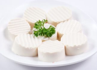 Tofu should not be fried or boiled immediately after purchase, steam it with minced meat for a simple and delicious dish that goes well with rice.