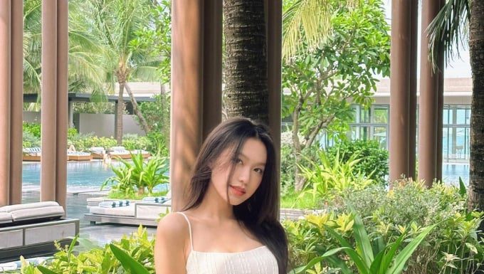 Elegant and stylish fashion by Doan Van Hau’s wife that everyone adores