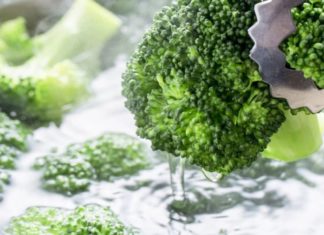 Should you cover or uncover the pot when stir-frying or boiling vegetables? This is crucial for a delicious and safe meal.