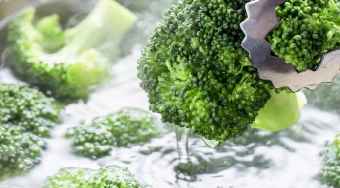 Should you cover or uncover the pot when stir-frying or boiling vegetables? This is crucial for a delicious and safe meal.