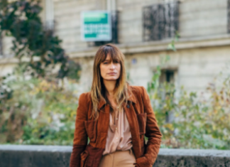 Sophisticated Yet Effortless: A 48-Year-Old Lady Exudes French Fashion Icon Vibes