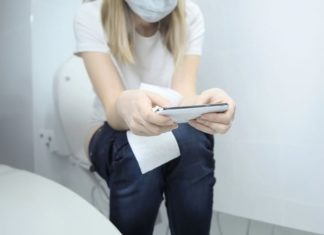 Using your phone in the bathroom can pose serious health risks; Many are unaware of the dangers.