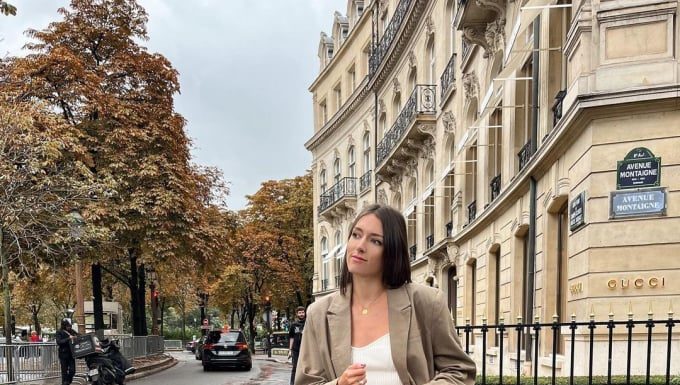 How to wear stylish brown items in the cold season without looking old-fashioned