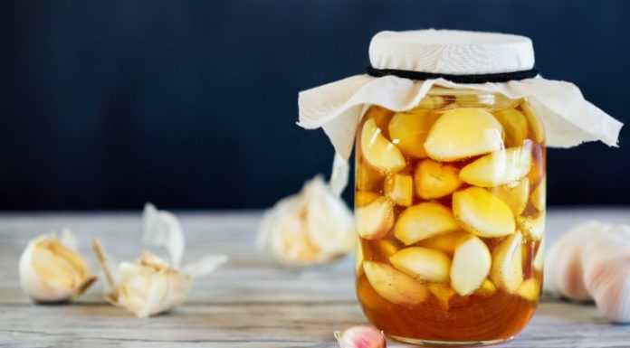 3 Ways Eating Garlic in Cold Season Benefits Your Lungs and Skin