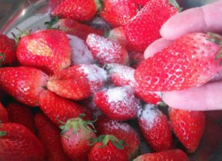 Add 2 Ingredients to Ensure Sparkling Clean Strawberries Without Pesticide Residue