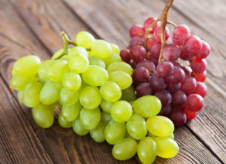 Grapes need more than just water to be properly cleaned, soaking them with flour reveals an unexpected surprise