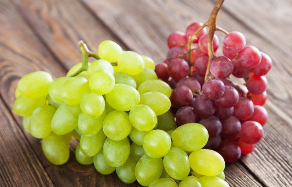 Grapes need more than just water to be properly cleaned, soaking them with flour reveals an unexpected surprise