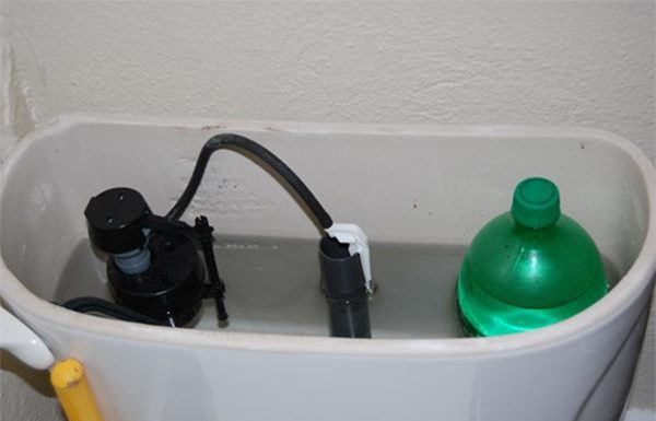 Japanese learn to put water bottles in the toilet, surprising results everyone wants to learn