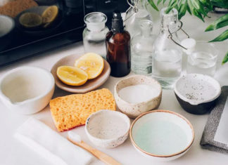3 Ways to Clean Bathroom Glass Doors to Make Them Shine Like New