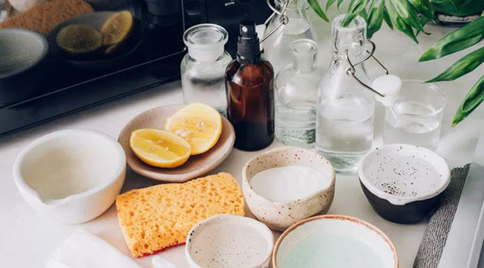 3 Ways to Clean Bathroom Glass Doors to Make Them Shine Like New