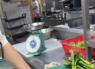 A chef’s unique way of picking kale leaves surprises the internet: “You have to learn this method”