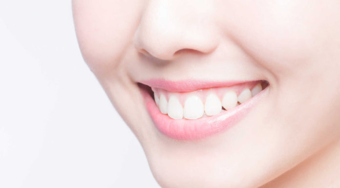 Get Bright White Teeth Without Spending Money at the Dentist with these Simple Tricks