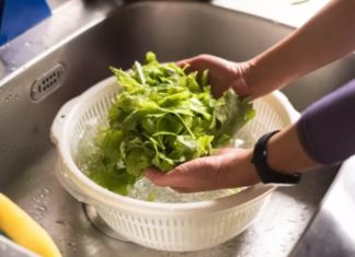 Should you chop vegetables before washing them?