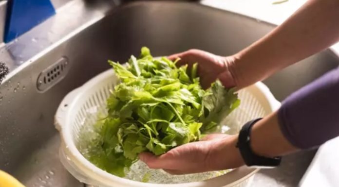 Should you chop vegetables before washing them?