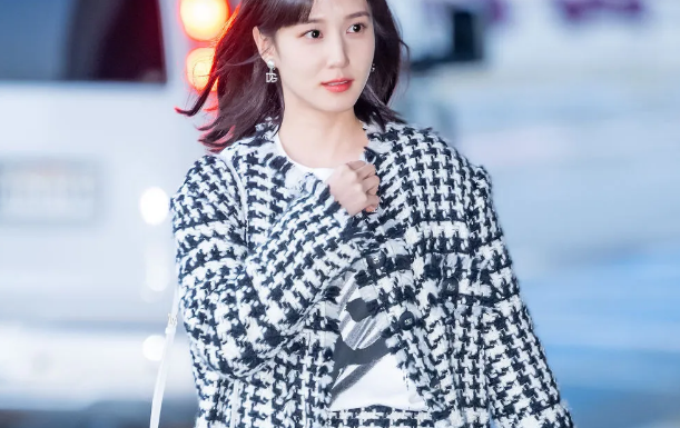 “Forever Young: The Age-Defying Fashion Hacks of the Desert Diva”