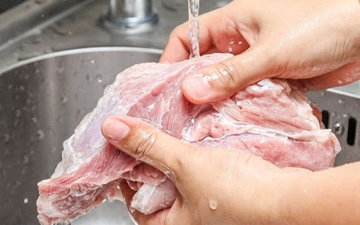 The most effective way to remove all dirt from pork is not to wash or soak it, find out here.
