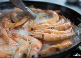 Should you boil shrimp in hot water or cold water?
