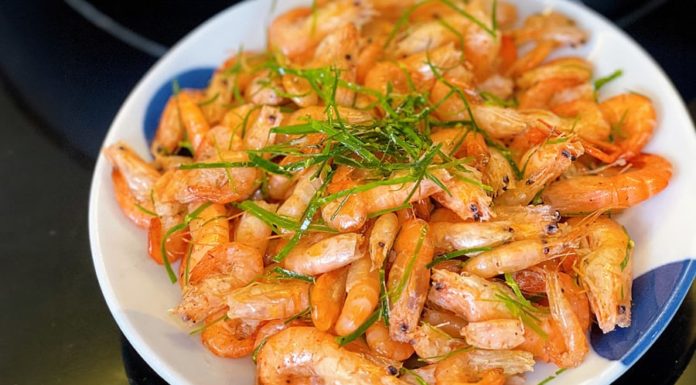 Experienced chef advises not to overcook shrimp and add this fruity sauce for a fragrant, crispy, and shiny result.