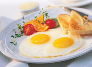 Eggshell gives more than just oil-free frying, this additional ingredient makes eggs not stick and have a deliciously tender taste.