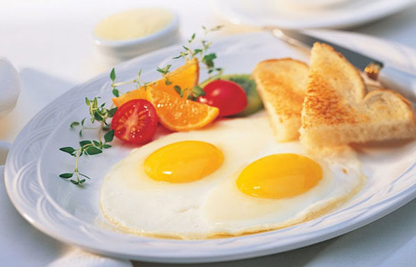 Eggshell gives more than just oil-free frying, this additional ingredient makes eggs not stick and have a deliciously tender taste.