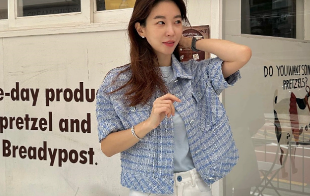 Korean Blogger Shares Tips on How to Mix and Match Tweed Fabric for a Youthful and Elegant Look
