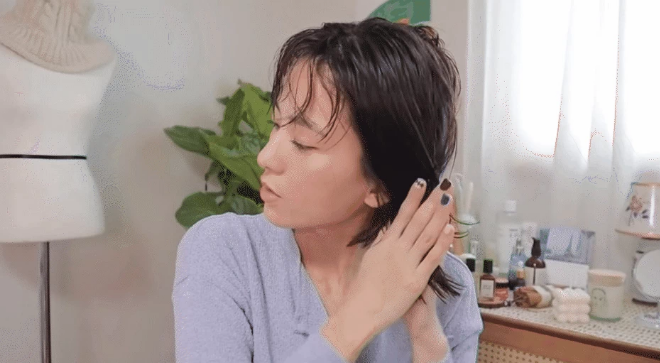 Korean blogger reveals hair drying tips for bouncy and sleek hair
