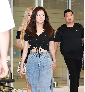10 Fashionable Ways to Rock Wide Leg Jeans, Inspired by Korean Celebrities
