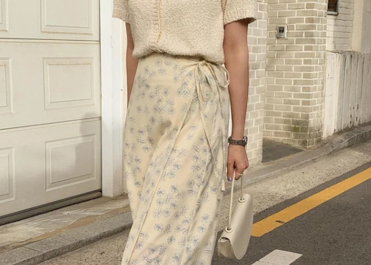 Discover Korean girls’ long skirt fashion tips and be amazed by the simplicity of looking stylish.