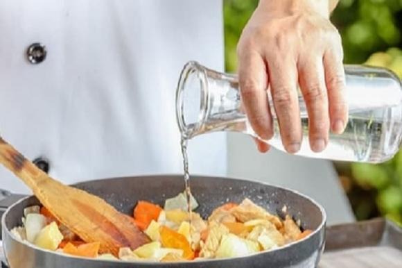 How to fix if you put too much salt in your food? Don’t add more water, there’s a trick to balance the flavor.