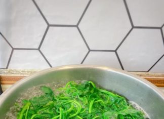 Should you cover or uncover vegetables when boiling? Many people make this mistake, causing the vegetables to lose their nutritional value.