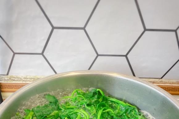 Should you cover or uncover vegetables when boiling? Many people make this mistake, causing the vegetables to lose their nutritional value.