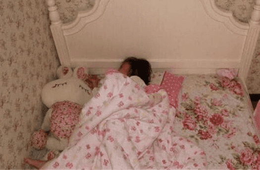 An 8-year-old girl sleeps alone but always talks too much; her mother cries loudly when watching the camera.