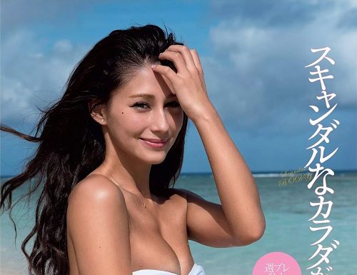 Actress with doll-like face and “wardrobe” beauty hacks