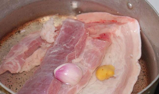 Boiling meat with just salt and cold water is wrong: Add this step to make the meat tender, completely eliminate chemicals, and eat with peace of mind